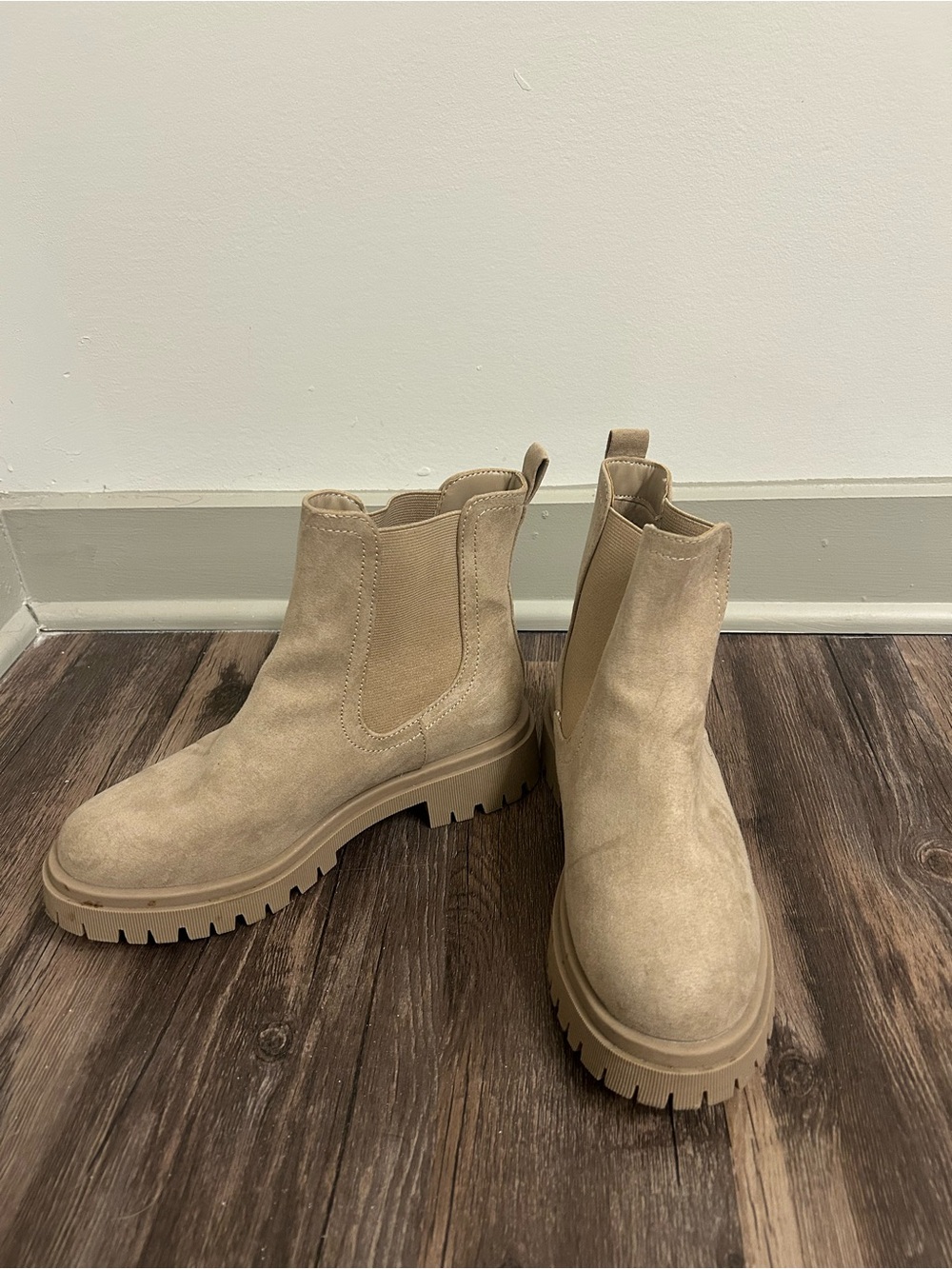 Old Navy Women's Chelsea Lug Boots in Beige